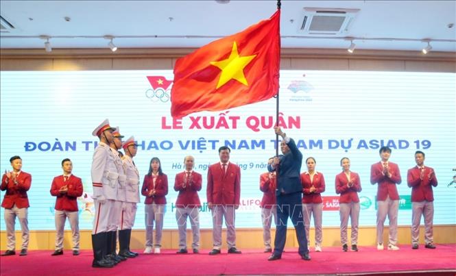 Phó Chủ tịch Quốc hội Trần Quang Phương trao cờ cho đoàn Thể thao Việt Nam. 

